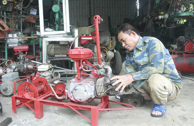 'Kỹ sư chân đất' biến đồng nát thành máy nông nghiệp hữu ích ảnh 1