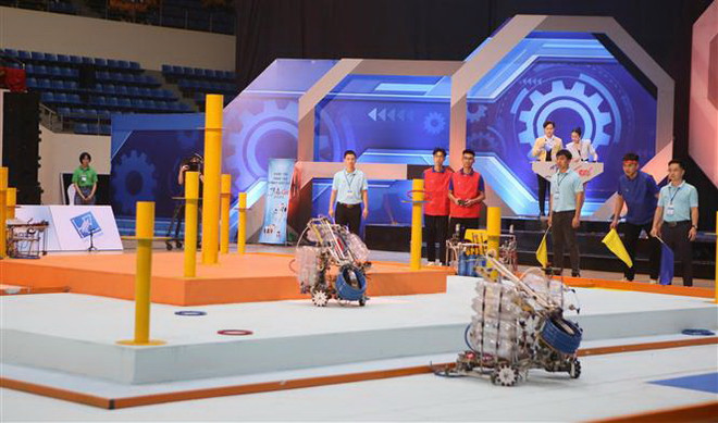 Trận thi đấu tại bảng A Vòng chung kết Cuộc thi Robocon Việt Nam năm 2023. (Ảnh: Công Luật/TTXVN) 32 đội tham dự vòng chung kết Cuộc thi Sáng tạo Robot Việt Nam 2023 ảnh 1
