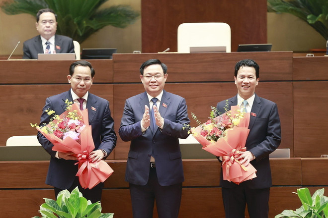 Chủ tịch Quốc hội Vương Đình Huệ chúc mừng tân Chủ nhiệm Ủy ban Tài chính-Ngân sách của Quốc hội Lê Quang Mạnh (bên trái) và tân Bộ trưởng Bộ Tài nguyên và Môi trường Đặng Quốc Khánh. (Ảnh: Doãn Tấn/TTXVN) Nội dung ngày làm việc đầu tiên Kỳ họp thứ 5, Quốc hội khóa XV ảnh 4