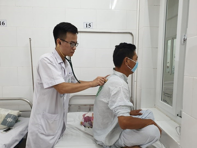 Điều trị cho bệnh nhân sốt xuất huyết. (Ảnh: PV/Vietnam+) Hà Nội: Số ca mắc sốt xuất huyết cao gấp 7 lần cùng kỳ năm trước ảnh 1