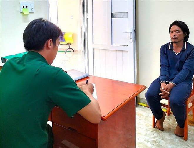 Đối tượng Nguyễn Trọng Nhân tại cơ quan điều tra. (Ảnh: TTXVN phát) Cà Mau: Một thuyền viên bị đâm chết do mâu thuẫn khi ăn nhậu ảnh 1