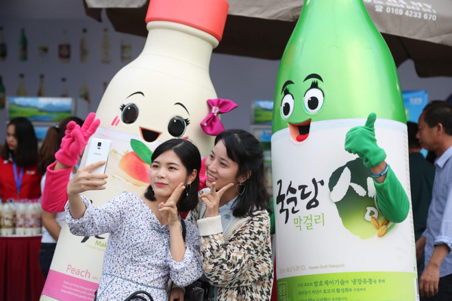 Giới trẻ khám phá rượu gạo Hàn Quốc tại lễ hội ẩm thực Việt-Hàn ảnh 1