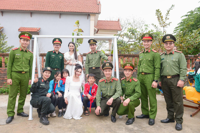Đoàn thăm và trao quà cho các em nhỏ vùng biên giới hải đảo. (Ảnh: CTV/Vietnam+) 422101432_6929578063815550_1746442864811026761_n.jpg