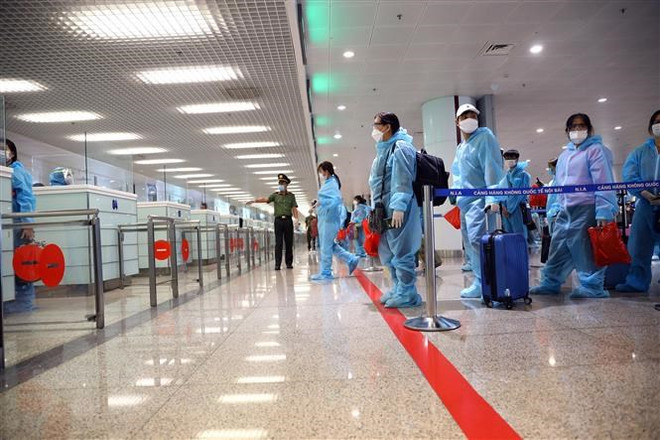 Hành khách đợi làm thủ tục nhập cảnh vào Việt Nam. (Ảnh minh họa: Huy Hùng/TTXVN) Việt Nam ghi nhận 10 ca mắc mới COVID-19, được cách ly khi nhập cảnh ảnh 1
