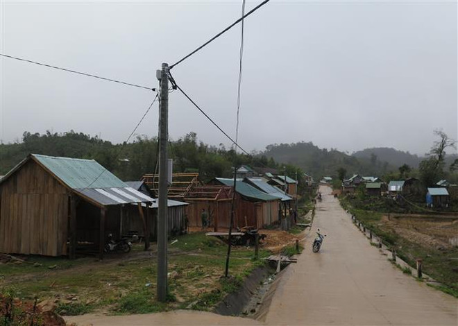 Điểm dân cư 57 hộ thuộc thôn Đăk Lanh, xã Măng Bút, huyện Kon Plông, tỉnh Kon Tum chính thức được đóng điện, hòa điện lưới quốc gia. (Ảnh: Dư Toán/TTXVN) Kon Tum: Kéo điện đến điểm dân cư cuối cùng của huyện Kon Plông ảnh 2