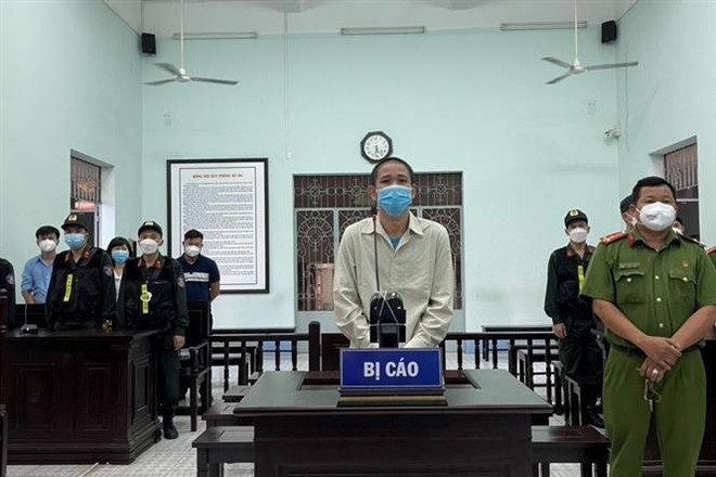Bị cáo Mai Xuân Cường tại phiên hòa xét xử sơ thẩm. (Ảnh: Văn Hướng/TTXVN) Xét xử thanh niên tống tiền CEO Đại Nam Nguyễn Phương Hằng ảnh 1