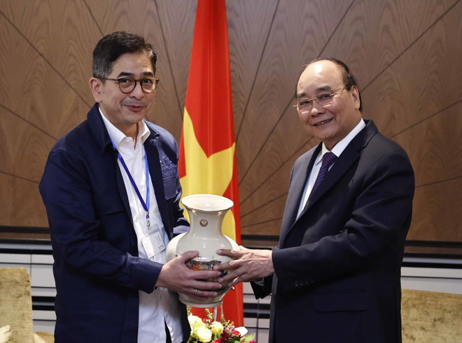 Chủ tịch nước Nguyễn Xuân Phúc tặng quà lưu niệm cho Chủ tịch Phòng Thương mại và Công nghiệp Indonesia (KADIN) Arsjad Rasjid. (Ảnh: Thống Nhất/TTXVN) Chủ tịch nước tiếp Chủ tịch Phòng thương mại và công nghiệp Indonesia ảnh 2
