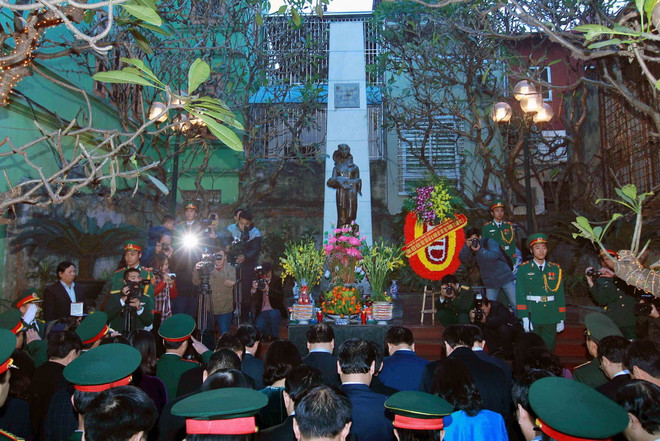 Dâng hương tưởng nhớ đồng bào Thủ đô bị bom Mỹ sát hại năm 1972 ảnh 2