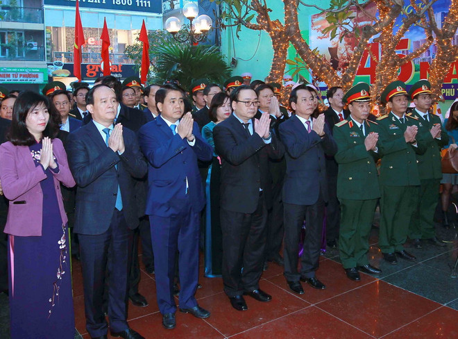 Dâng hương tưởng nhớ đồng bào Thủ đô bị bom Mỹ sát hại năm 1972 ảnh 1