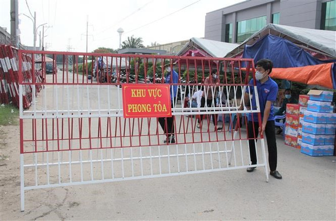 Phong tỏa Công ty House Wares để lấy mẫu xét nghiệm cho tất cả công nhân. (Ảnh: Văn Hướng/TTXVN) Bình Dương ghi nhận 19 ca dương tính với SARS-CoV-2 trong một ngày ảnh 1