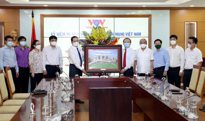 Phó Chủ tịch Thường trực Quốc hội Trần Thanh Mẫn tặng bức ảnh Nhà Quốc hội cho Đài Tiếng nói Việt Nam nhân kỷ niệm 96 năm Ngày Báo chí Cách mạng Việt Nam (21/6/1925-21/6/2021). (Ảnh: Phạm Kiên/TTXVN) Phó Chủ tịch Thường trực Quốc hội chúc mừng các cơ quan báo chí TW ảnh 1