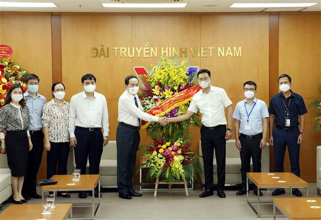 Phó Chủ tịch Thường trực Quốc hội Trần Thanh Mẫn tặng hoa chúc mừng cán bộ, phóng viên, biên tập viên và người lao đồng Đài truyền hình Việt Nam nhân kỷ niệm 96 năm Ngày Báo chí Cách mạng Việt Nam (21/6/1925-21/6/2021). (Ảnh: Phạm Kiên/TTXVN) Phó Chủ tịch Thường trực Quốc hội chúc mừng các cơ quan báo chí TW ảnh 2