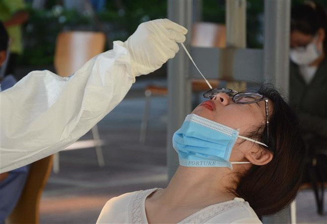 Lấy mẫu xét nghiệm SARS-CoV-2. (Ảnh: Văn Dũng/TTXVN) Sáng 19/6, thêm 94 ca mắc COVID-19, riêng TP.HCM có 40 ca ảnh 1