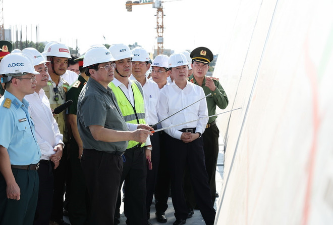 Thủ tướng Phạm Minh Chính kiểm tra tiến độ Dự án xây dựng Nhà ga Hành khách T3, Cảng Hàng không Quốc tế Tân Sơn Nhất. (Ảnh: Dương Giang/TTXVN) ttxvn_tan son nhat 1.jpg
