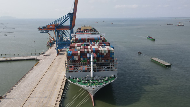Siêu tàu container M/V OOCL SPAIN tại cảng Gemalink (cụm cảng Cái Mép -Thị Vải, thị xã Phú Mỹ, tỉnh Bà Rịa-Vũng Tàu). (Ảnh: Huỳnh Sơn/TTXVN) ttxvn_cai mep thi vai.jpg
