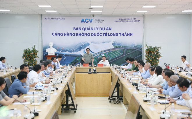 Thủ tướng Phạm Minh Chính làm việc với các nhà thầu, đơn vị thi công Dự án đầu tư xây dựng Cảng hàng không Quốc tế Long Thành. (Ảnh: Dương Giang/TTXVN) ttxvn_cang long thanh.jpg