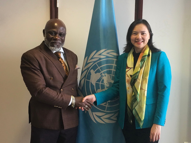 Ông Anthony Ohemeng Boamah - Trợ lý Tổng Giám đốc UNESCO về Ưu tiên châu Phi và Quan hệ đối ngoại tiếp Đại sứ Nguyễn Thị Vân Anh, Trưởng Phái đoàn thường trực Việt Nam bên cạnh UNESCO. (Ảnh: TTXVN phát) ttxvn_UNESCO 3.jpg