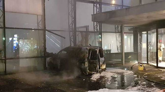 Xe tải bất ngờ lao vào một tòa soạn báo hàng đầu của Hà Lan ảnh 1