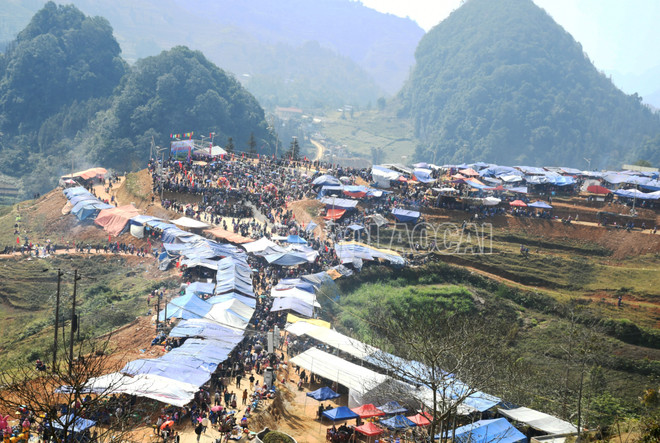 Đông người dân, du khách đi trẩy hội Gầu tào Sín Chéng (Si Ma Cai) năm 2024. (Nguồn: Báo Lào Cai) le hoi lao cai.jpg