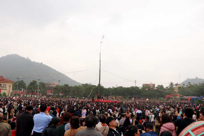 Hội tung còn thu hút đông đảo người dân và du khách tham gia. (Ảnh: Quang Cường/TTXVN) ttxvn_le hoi long tong 2.jpg