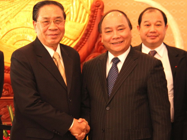 Tổng Bí thư, Chủ tịch nước Lào Choummaly Sayasone tiếp ông Phó Thủ tướng Nguyễn Xuân Phúc. (Ảnh: Hoàng Chương/Vietnam+) Lào sẽ tiếp tục dành ưu tiên cho doanh nghiệp Việt Nam ảnh 1