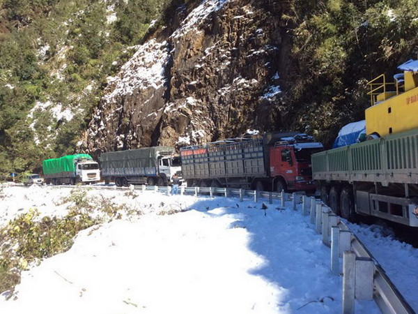 Nỗ lực khắc phục ách tắc do băng tuyết phủ ở Quốc lộ 4D ảnh 1