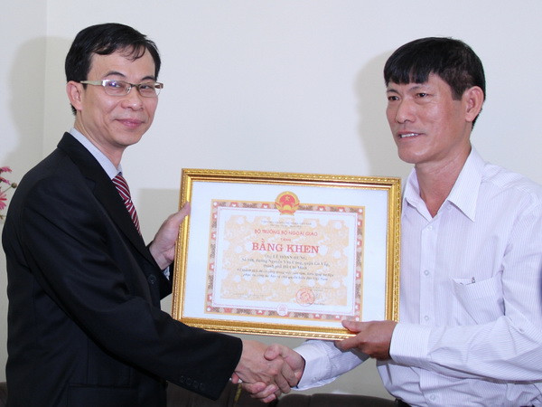 Trao bằng khen cho người hiến tặng tài liệu về chủ quyền ảnh 1