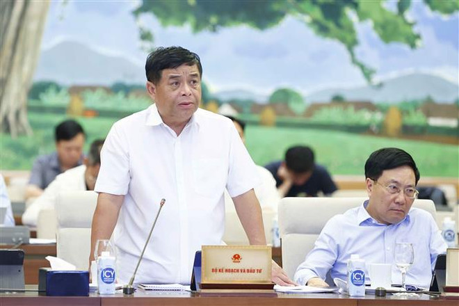 Bộ trưởng Bộ Kế hoạch và Đầu tư Nguyễn Chí Dũng phát biểu. (Ảnh: Doãn Tấn/TTXVN) Thường vụ Quốc hội cho ý kiến về kế hoạch đầu tư công trung hạn đợt 3 ảnh 2