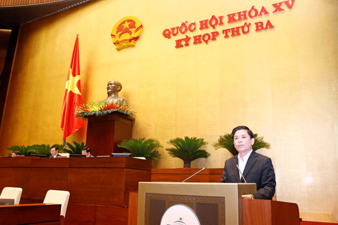 Bộ trưởng Bộ Giao thông vận tải Nguyễn Văn Thể trình bày Tờ trình tổng kết, đánh giá tổng thể tình hình thực hiện Nghị quyết số 66/2013/QH13 và kế hoạch triển khai dự án đường Hồ Chí Minh giai đoạn tiếp theo. (Ảnh: Doãn Tấn/TTXVN) Quyết tâm hoàn thành các dự án thành phần đường Hồ Chí Minh ảnh 1