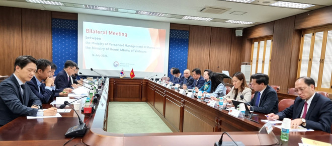Đoàn Bộ Nội vụ Việt Nam hội đàm với Đoàn Bộ Quản lý nhân lực Hàn Quốc (MPM). (Ảnh: Đức Thắng/TTXVN) ttxvn_vietnam han quoc 2.jpg