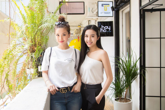 Vóc dáng chuẩn của hai người đẹp. (Ảnh: Tân Lê/Vietnam+) Dàn Á hậu ‘khoe’ bí quyết giữ dáng chuẩn với đồ ăn có lợi cho sức khỏe ảnh 1