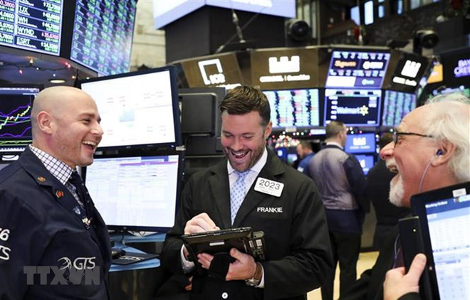 Chứng khoán Mỹ lập các mức cao kỷ lục mới nhờ tín hiệu từ Fed ảnh 1