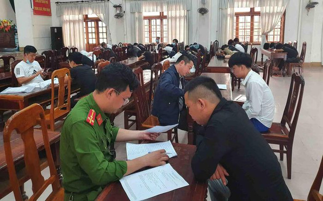 Công an đưa những người dương tính với chất ma túy về trụ sở. (Ảnh: Công an thành phố Đông Hà) Phát hiện 51 người dương tính với ma túy ở quán bar, có cả sinh viên ảnh 1