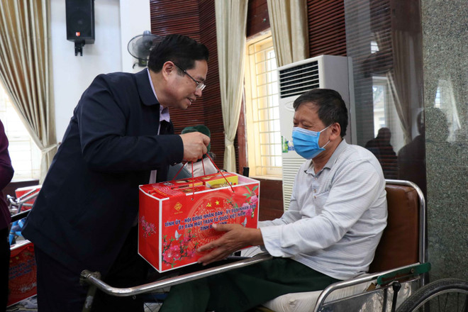 Ông Phạm Minh Chính, Ủy viên Bộ Chính trị, Trưởng Ban Tổ chức Trung ương cùng các lãnh đạo tỉnh Bắc Ninh tặng quà các thương, bệnh binh tại Trung tâm điều dưỡng thương binh Thuận Thành. (Ảnh: Thanh Thương/TTXVN) Ông Phạm Minh Chính thăm Trung tâm Điều dưỡng thương binh Thuận Thành ảnh 1