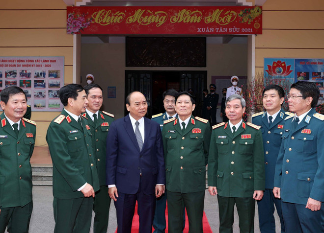 Thủ tướng Nguyễn Xuân Phúc với các cán bộ, sỹ quan chỉ huy của Sư đoàn 361. (Ảnh: Thống Nhất/TTXVN) Thủ tướng Nguyễn Xuân Phúc thăm Sư đoàn Phòng không Hà Nội ảnh 2