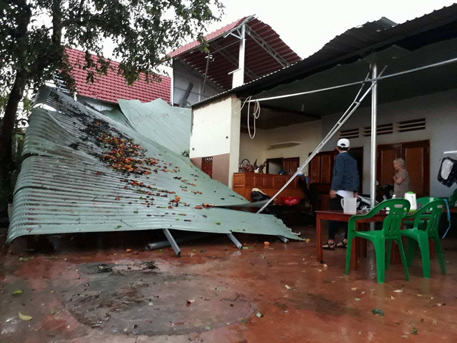 Mưa to kèm theo lốc xoáy gây nhiều thiệt hại tại tỉnh Bình Phước ảnh 1