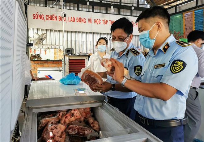 Kiểm tra một cơ sở kinh doanh thực phẩm đông lạnh ở Cần Thơ. (Ảnh: Thanh Liêm/TTXVN) Cần Thơ: Phát hiện hơn 700kg thịt lợn, sụn gà không rõ nguồn gốc ảnh 1