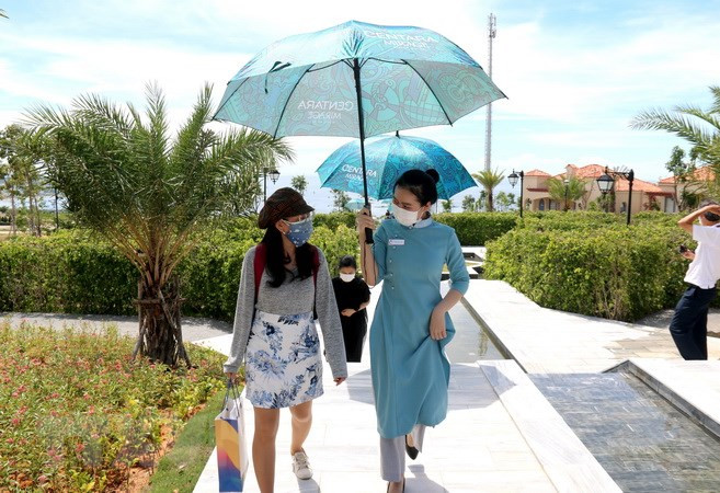 Những du khách đầu tiên đến tham quan Centara Mirage Resort, thành phố Phan Thiết, trong giai đoạn bình thường mới. (Ảnh: Nguyễn Thanh/TTXVN) Du lịch Bình Thuận kỳ vọng phục hồi tốt hơn từ dịp Tết Nguyên đán ảnh 2