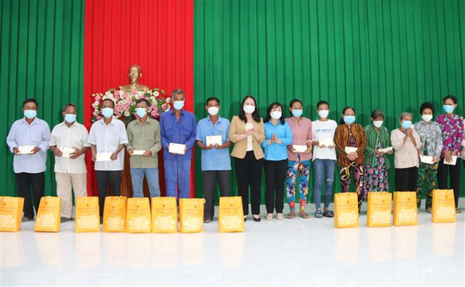 Phó Chủ tịch nước tặng quà hộ nghèo, học sinh vượt khó ở Trà Vinh ảnh 1