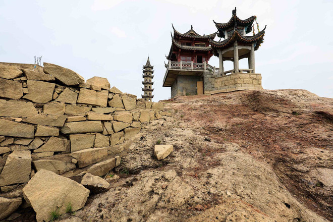 Hòn đảo khoảng 1.000 năm tuổi bỗng dưng "nổi" lên từ dưới hồ ảnh 3