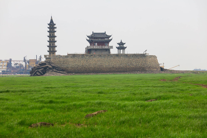 Hòn đảo khoảng 1.000 năm tuổi bỗng dưng "nổi" lên từ dưới hồ ảnh 2