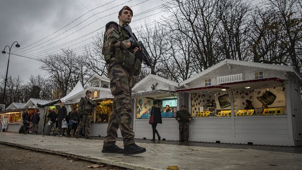 Không khí Giáng sinh tại Pháp trầm lắng do lo ngại khủng bố ảnh 1