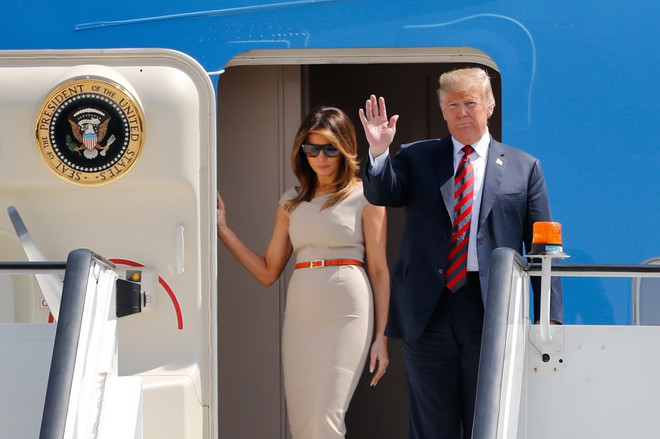 Tổng thống Mỹ Donald Trump (phải) và phu nhân Melania Trump (trái) tới sân bay Stansted Airport, Anh ngày 12/7. (Ảnh: AFP/TTXVN) Ông Trump: Brexit "có thể giết chết thỏa thuận thương mại Mỹ-Anh" ảnh 1
