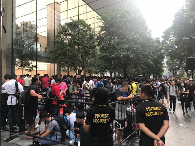Hàng trăm người Việt Nam sang Singapore xếp hàng mua iPhone X ảnh 3