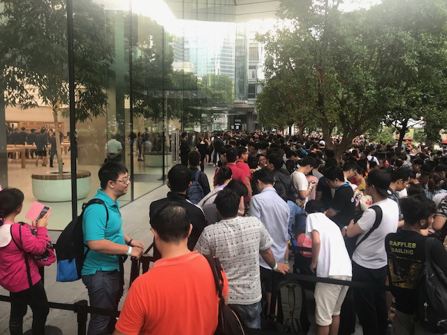 Hàng trăm người Việt Nam sang Singapore xếp hàng mua iPhone X ảnh 5