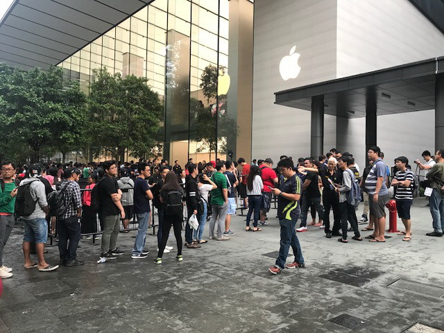 Hàng trăm người Việt Nam sang Singapore xếp hàng mua iPhone X ảnh 1