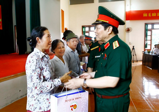 Bộ trưởng Quốc phòng thăm hỏi, tặng quà thương binh, bệnh binh ảnh 1