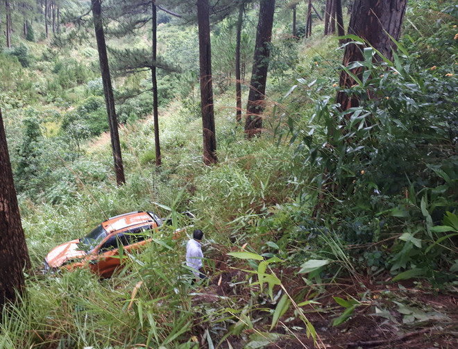 Xe ôtô bán tải lao xuống vực sâu, hai cha con nhập viện cấp cứu ảnh 1