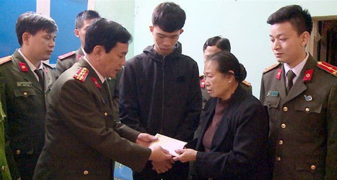 Tặng 150 triệu đồng cho thân nhân 3 liệt sỹ hy sinh tại Đồng Tâm ảnh 2