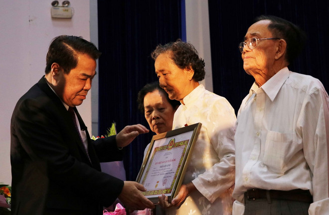 Tỉnh ủy Cà Mau trao Huy hiệu Đảng tặng 43 đảng viên cao niên ảnh 1